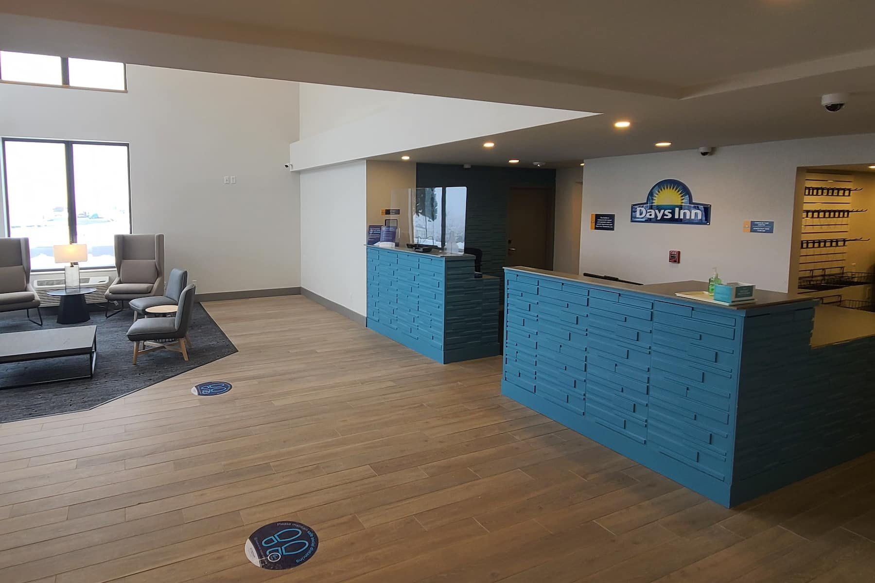Days Inn Johnson Creek lobby and front desk