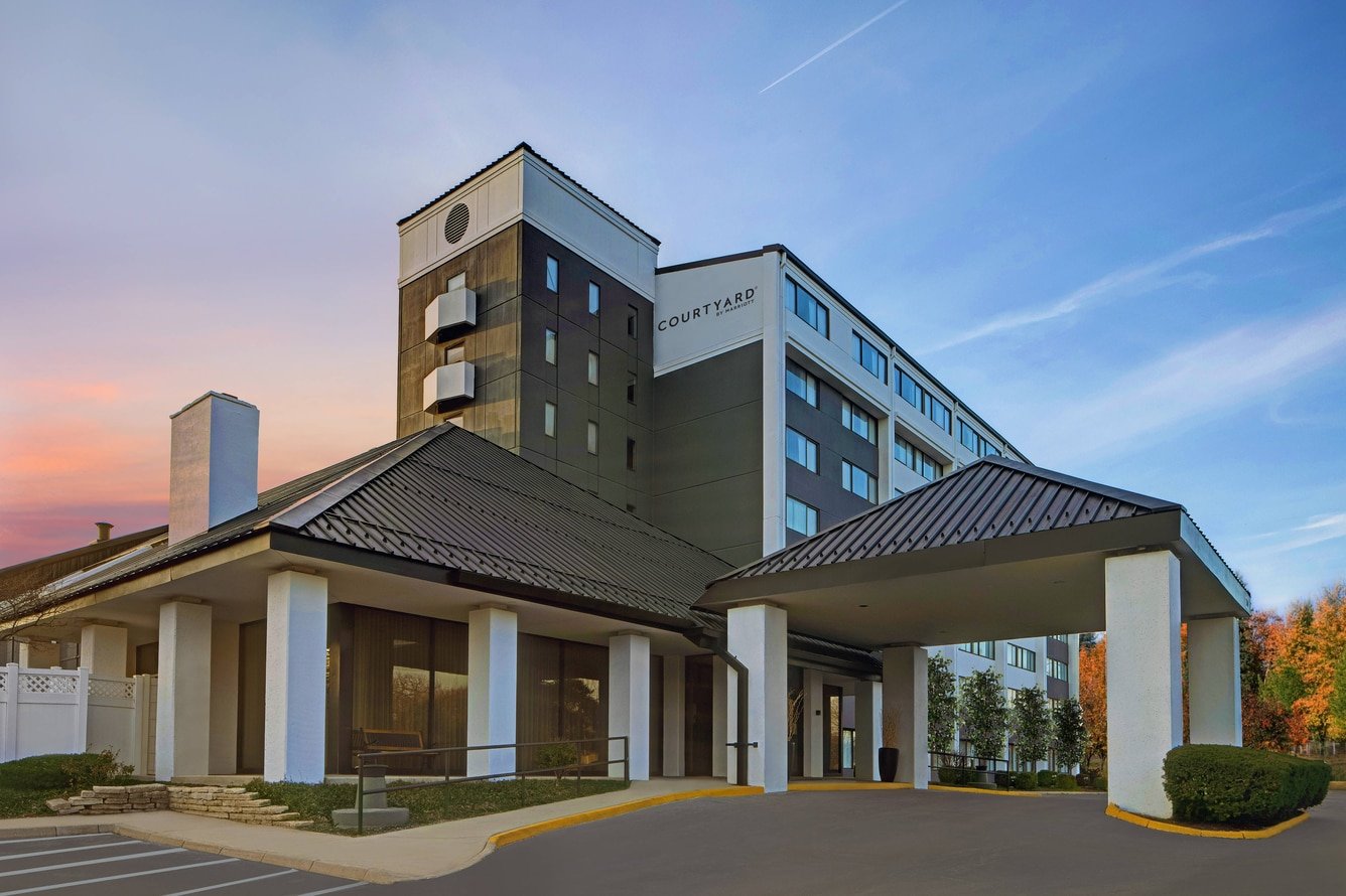 Courtyard by Marriott Elmhurst Oakbrook exterior at dusk