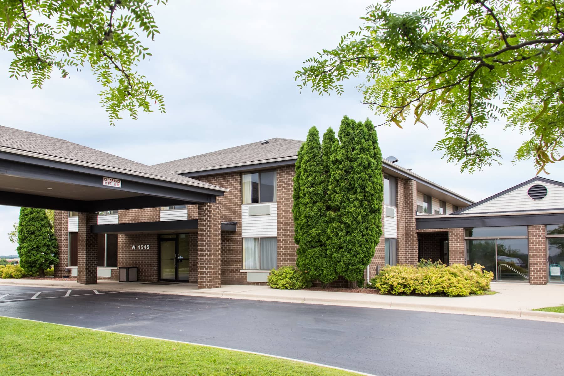 Days Inn Johnson Creek exterior and porte cochere