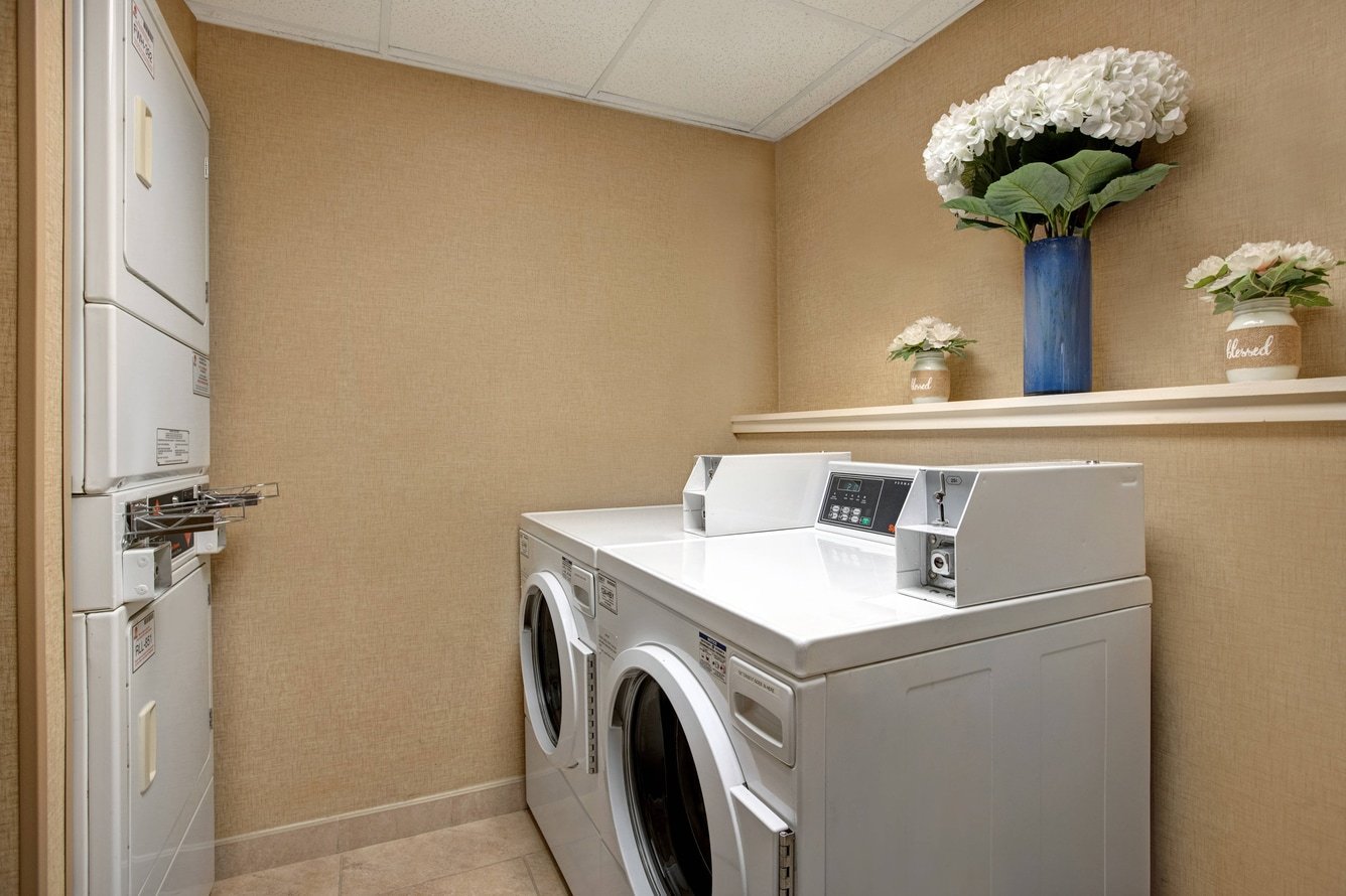 Courtyard Elmhurst guest laundry