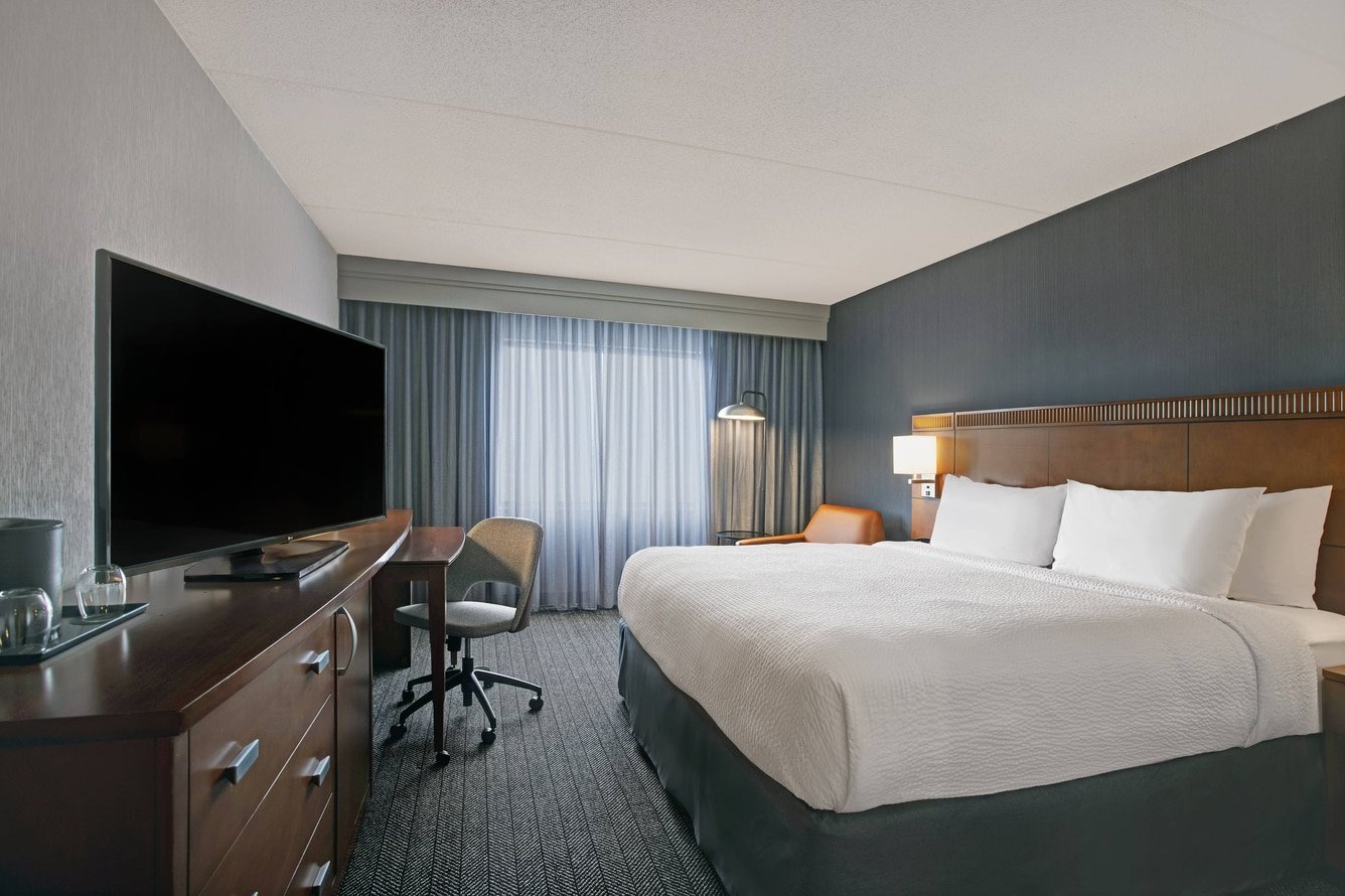 Courtyard Elmhurst king guest room
