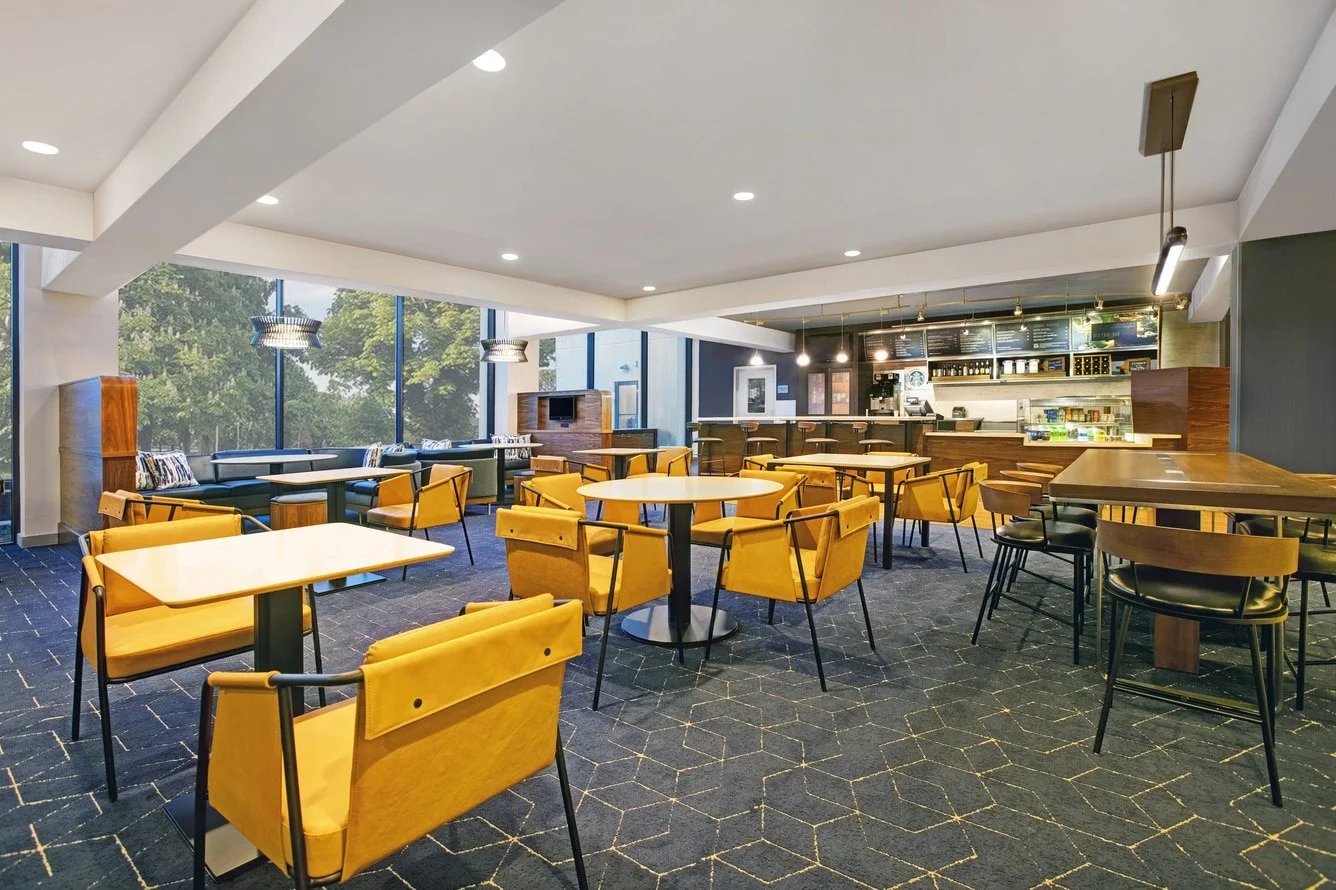Courtyard Elmhurst the bistro