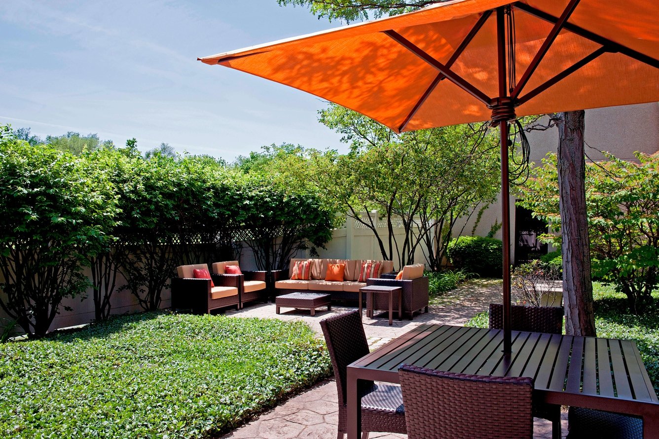 Courtyard Elmhurst outdoor courtyard